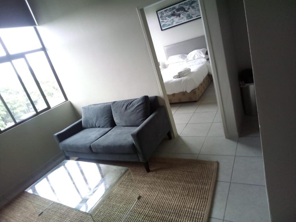 Rosebank Accommodation โจฮันเนสเบิร์ก ภายนอก รูปภาพ