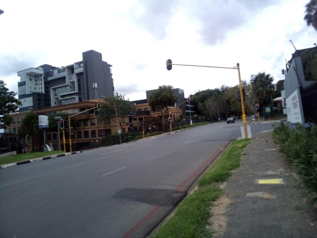 Rosebank Accommodation โจฮันเนสเบิร์ก ภายนอก รูปภาพ