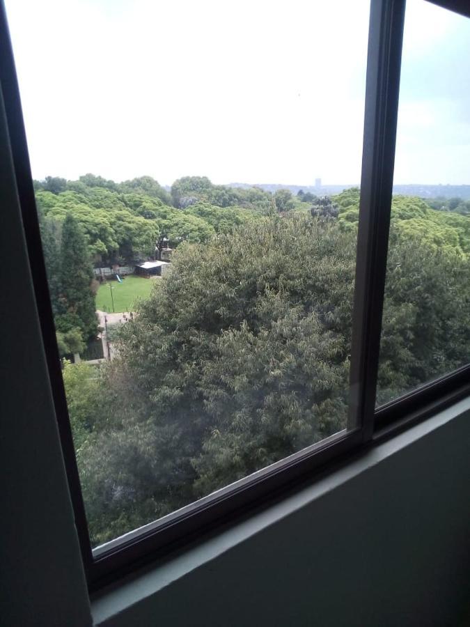 Rosebank Accommodation โจฮันเนสเบิร์ก ภายนอก รูปภาพ
