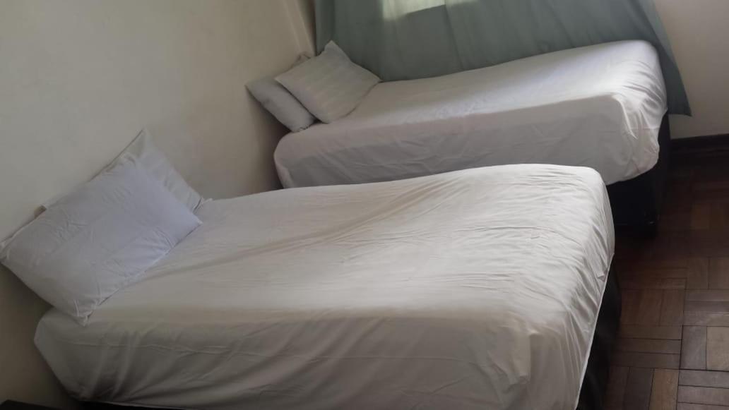 Rosebank Accommodation โจฮันเนสเบิร์ก ภายนอก รูปภาพ