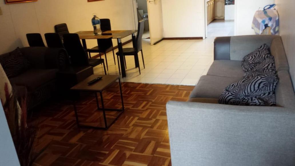 Rosebank Accommodation โจฮันเนสเบิร์ก ภายนอก รูปภาพ