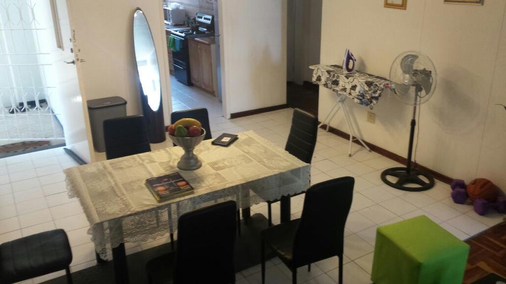 Rosebank Accommodation โจฮันเนสเบิร์ก ภายนอก รูปภาพ
