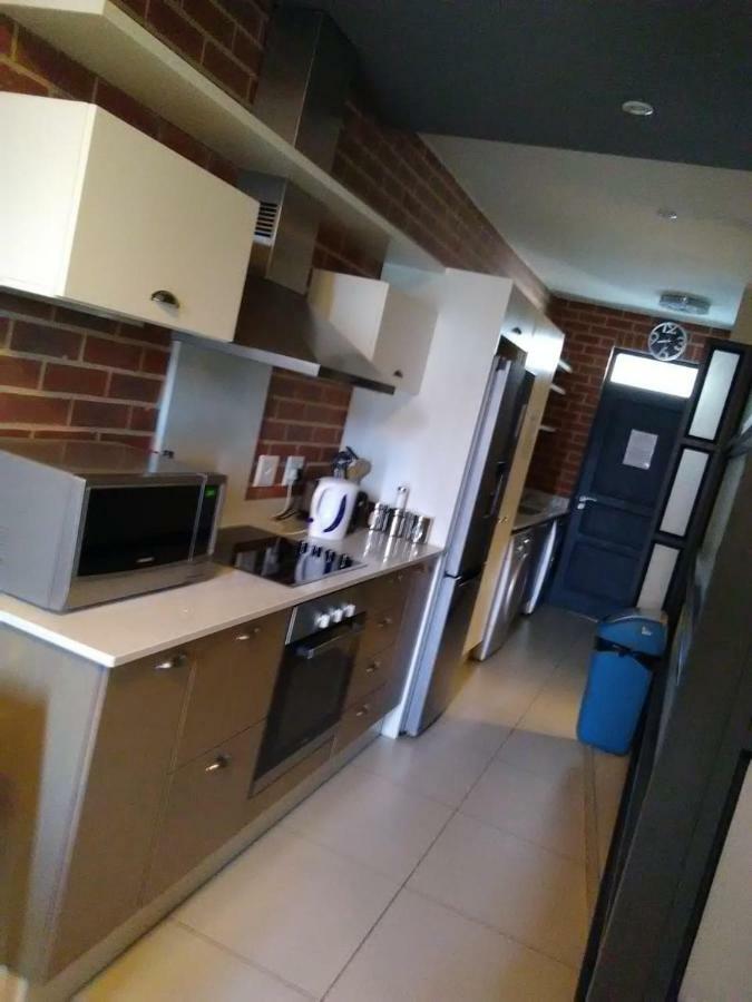 Rosebank Accommodation โจฮันเนสเบิร์ก ภายนอก รูปภาพ