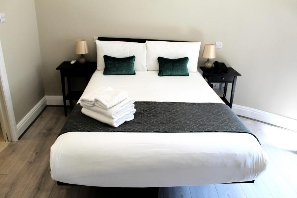Rosebank Accommodation โจฮันเนสเบิร์ก ภายนอก รูปภาพ